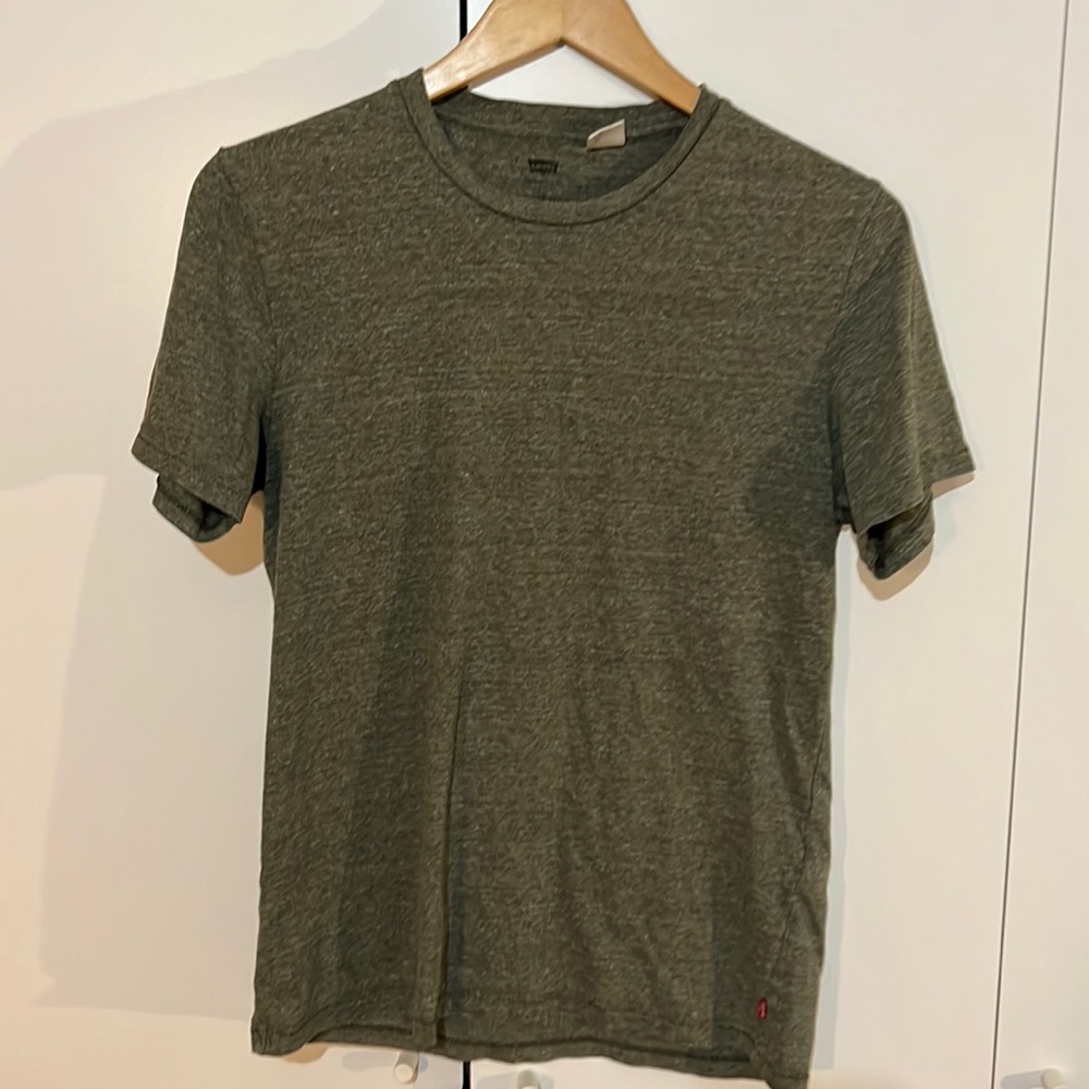 Levi’s Jersey knit olive green t shirt. Sz. Small